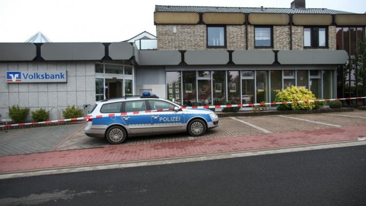 Einbrecher haben zwischen Montagabend und Dienstagmorgen vergeblich versucht, einen Geldautomaten in einer Volksbank-Filiale in Wallenhorst zu sprengen. 