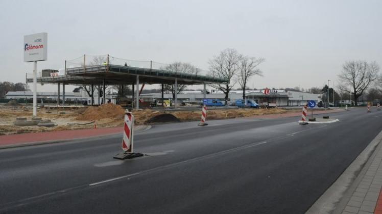 Auf dem LNK-Gelände in Bersenbrück hat der Neubau der Fachmärkte begonnen. Vorn an der Front zur Bundesstraße 214 entsteht eine Tankstelle. 