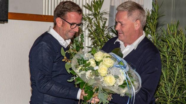 Zehn Jahre ist Vorstandssprecher Andreas Kremer (l.) im Amt. Versammlungsleiter Matthias Kues überreichte Blumen. Foto: Leißing