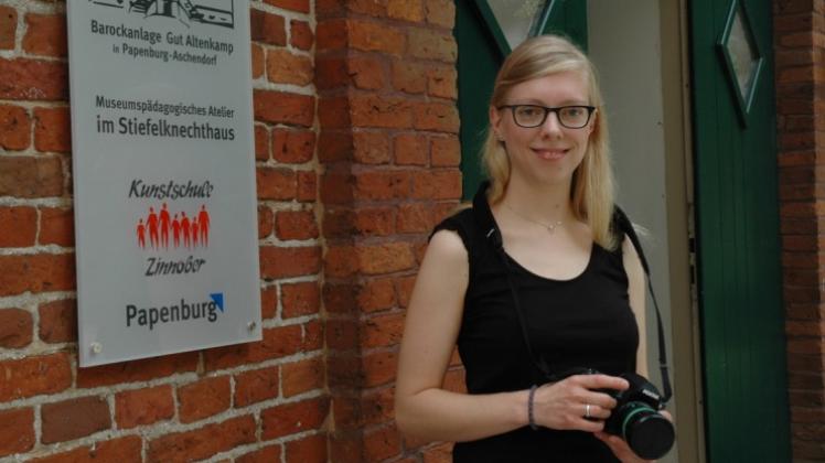 Die Künstlerin Sarah Janßen stammt aus Nordhorn und hat in Enschede und Groningen studiert. Bei ihrer „Cross-Media“-Kunst ist die Digitalkamera eines der wichtigsten Werkzeuge. 