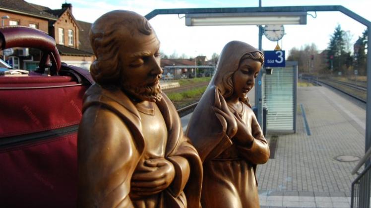 Am Bramscher Bahnhof machten Maria und Josef von der Ueffelner St. Marien-Gemeinde Station. Sie begeben sich auf Herbergssuche in die Familien und kehren erst am Heiligabend in die Kirche zurück. 