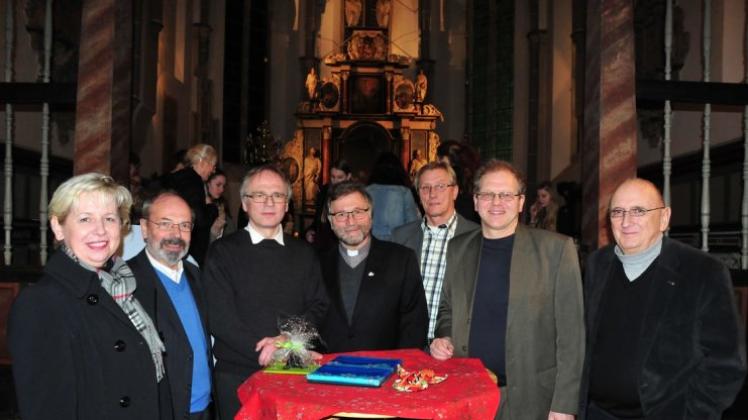 Pastor Friedrich Hülsmann (Dritter von links) bleibt für weitere fünf Jahre auf der Sonderpfarrstelle in Quakenbrück. Unser Bild entstand im Dezember 2013 bei seiner Einführung. 