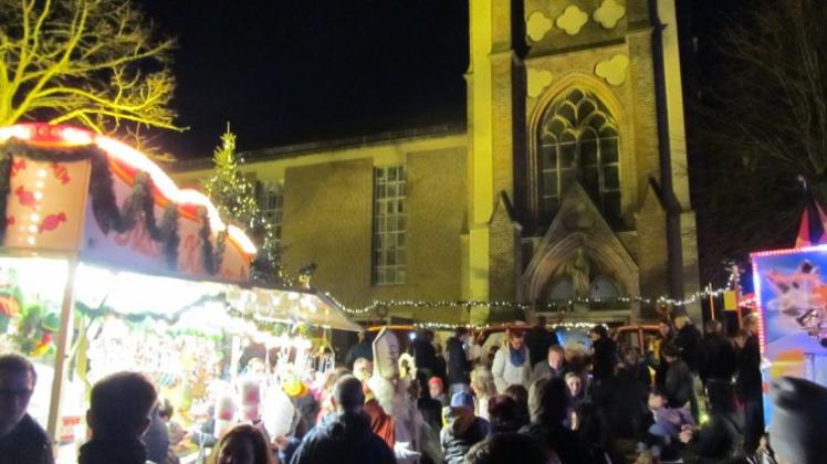 In den frühen Abendstunden bildete die Beleuchtung der Herzlaker Pfarrkirche und die Lichter der zahlreichen Stände des Weihnachtsmarktes ein vorweihnachtliches Ambiente. 