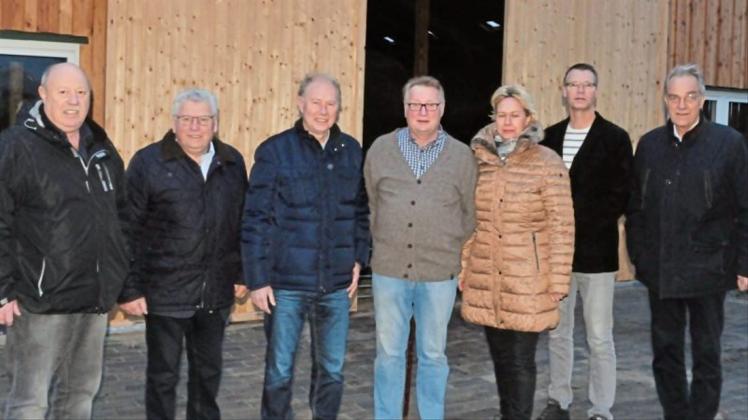 An der Verwirklichung des neuen Schafstalls wirkten (von links) Alfons Schrandt, Bernd van der Ahe, Wilhelm Sap, Hans Heymann, Astrid Heymann, Ralph Deitermann und Heribert Kleene mit. 