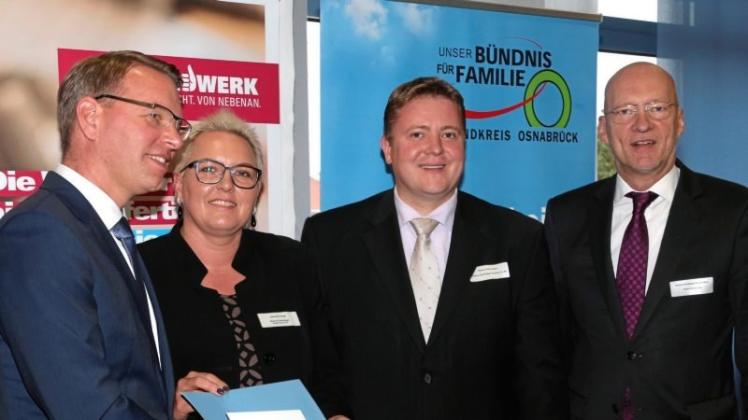 Die Bissendorfer Bäckerei Brinkhege wird als familienfreundlicher Betrieb ausgezeichnet (von links): Sven Ruschhaupt, Heike Brinkhege, Daniel Große Albers und Wolfgang Beckermann. 