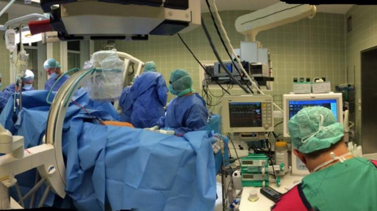 Zwei OP-Teams, zwei Operationen am Becken und am Schädel: Bei dieser großen Operation eines Unfallopfers war der neue Thuiner Chefarzt Dr. Christian Prause (rechts) noch als Oberarzt im OP des Ludmillenstiftes in Meppen im Einsatz. 