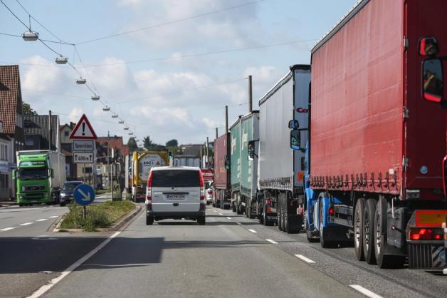 In den vergangenen Jahren quälten sich täglich bis zu 50.000 Autos durch Bad Oeynhausen, der Verkehr staute sich ständig. Foto: David Ebener