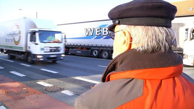 Der Bad Oeynhausener Manfred Kreylos erlebte den starken Durchgangsverkehr in der Kurstadt hautnah mit. Foto: NOZ