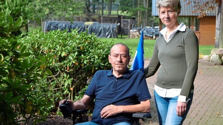 Mobil bleibt Uwe Mahlstedt dank seines neuen E-Rollstuhls. Seine Frau Kerstin steht ihm immer zur Seite. Und auch die HSV-Flagge ist immer dabei. Mobil bleibt Uwe Mahlstedt dank seines neuen E-Rollstuhls. Seine Frau Kerstin steht ihm immer zur Seite. Und auch die HSV-Flagge ist immer dabei.