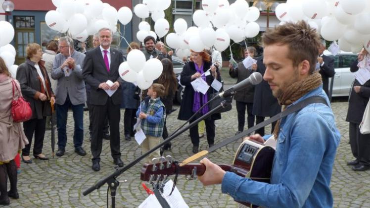 Auch Oberbürgermeister Wolfgang Griesert hat Fabian von Wegens Osnabrück-Lied schon gehört. 
