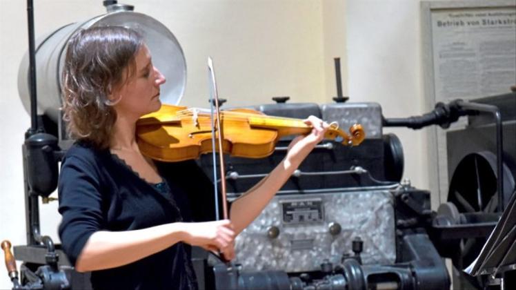 Die Geigerin Mechthild Karkow trat zum zweiten Mal in der Turbinenhalle im Nordwestdeutschen Museum für Industriekultur auf. Die Geigerin Mechthild Karkow trat zum zweiten Mal in der Turbinenhalle im Nordwestdeutschen Museum für Industriekultur auf.