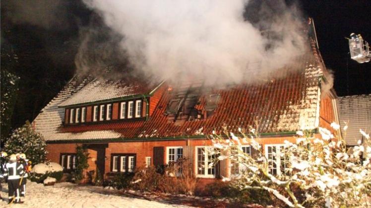 Das Feuer hat am Dienstagabend eine Wohnung und den halben Dachstuhl des zwischen Dötlingen und Aschenstedt gelegenen Hofs Aschenbeck zerstört. Das Feuer hat am Dienstagabend eine Wohnung und den halben Dachstuhl des zwischen Dötlingen und Aschenstedt gelegenen Hofs Aschenbeck zerstört.