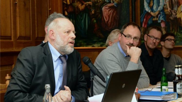 Die Mitglieder des Haselünner SV informierte Robert Koop (links) über den Stand der Ermittlungen und Verfahren der Zoll- und Finanzbehörden. Rechts neben Koop Vereinschef Gerd Papenbrock. 