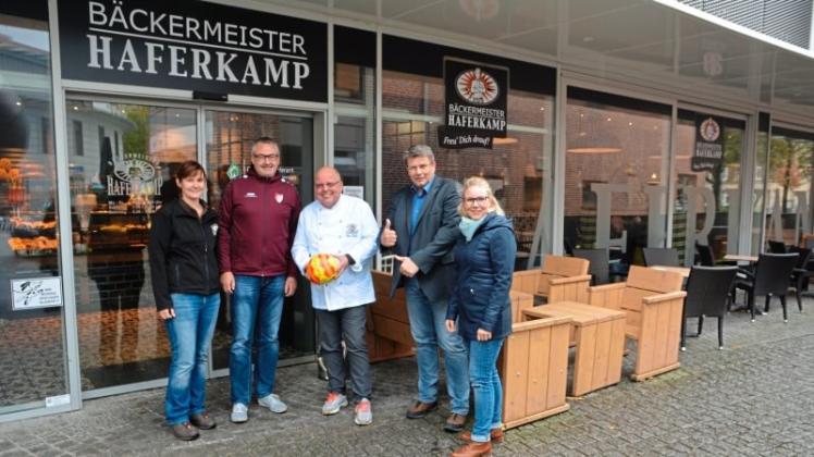 Freuen sich auf den „Bäckermeister Haferkamp Cup 2017“: (von links) Jennifer Bardt, Michael Wild, Wilhelm Haferkamp, Axel Langnau und Ines Menke. 