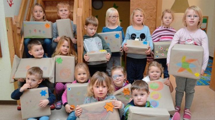 Kinder haben ein Herz für Kinder: Falkenburger Mädchen und Jungen haben Päckchen mit Spielsachen für bedürftige Familien verpackt und bemalt. 