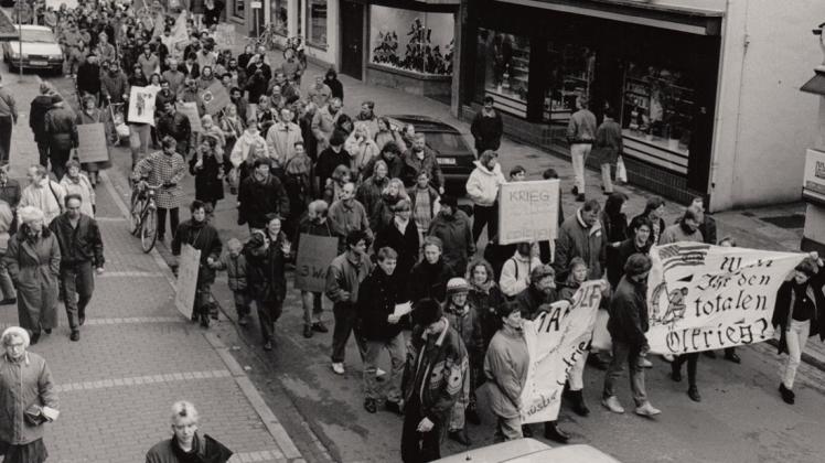 Kein ungewöhnlicher Anblick im Januar 1991: Demonstranten gegen den drohenden Krieg am Persischen Golf ziehen durch die Bahnhofstraße. Archivfoto: Horst Schilling