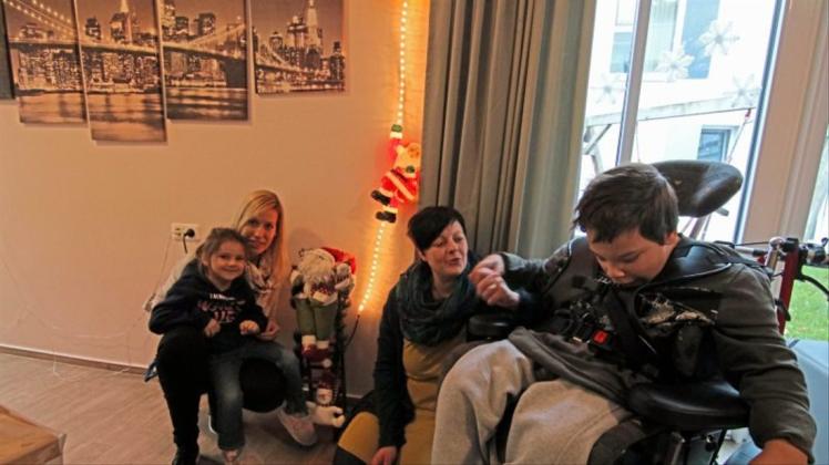 Im Kinder- und Jugendhaus Falkenburg wächst die Vorfreude auf Weihnachten. Doch nicht für alle bedeutet sie eine schöne Zeit. Zusammen mit ihren Mitarbeitern setzt Leiterin Astrid Tietjen (2.v.r.) alles daran, es allen Kindern so schön wie möglich zu machen. 