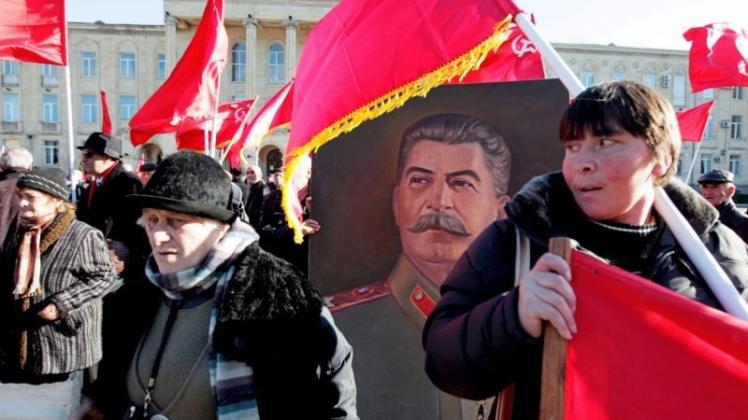 Ewiggestrige verehren Josef Stalin in Gori. 