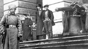 Revolutionäre haben sich mit einem Geschütz auf der Treppe des Smolny-Instituts in Petrograd postiert, wo die Oktoberrevolution geplant wurde. 