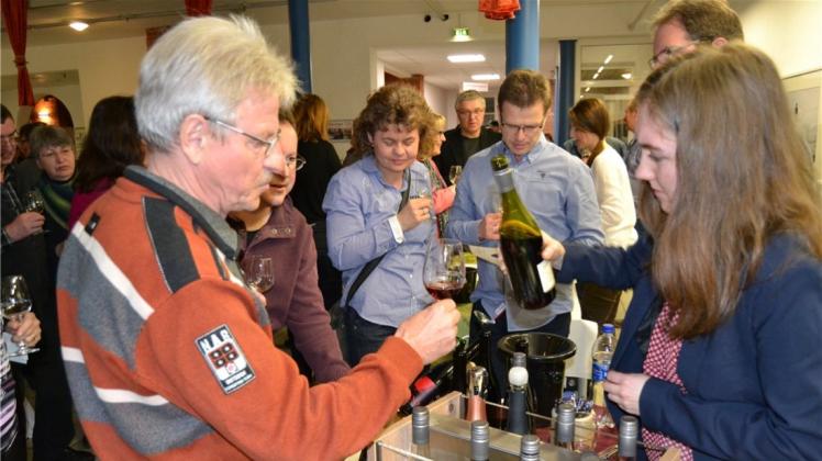 Ann-Sophie Schmidt lässt den Delmenhorster Uwe Neumann einen Wein des Weinguts Frank Schmidt aus Eichstetten (Baden) probieren. 