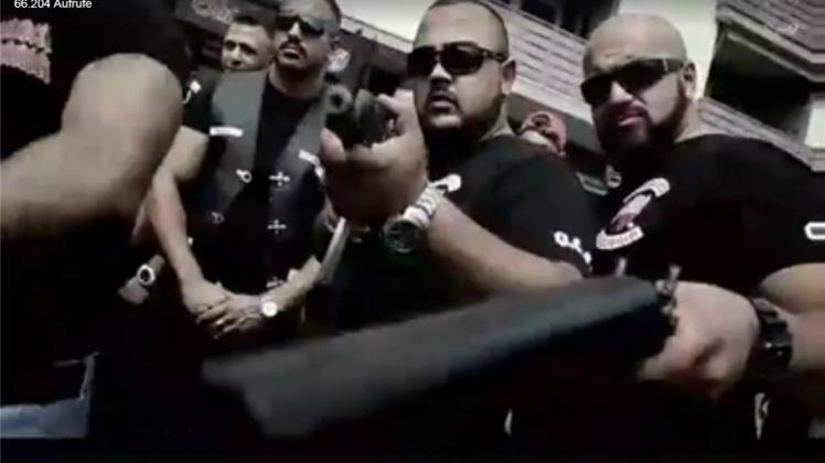 In einem Video des Osmanen Germania Boxclub halten Mitglieder Waffen in die Kamera. Screenshot: Facebook/NOZ