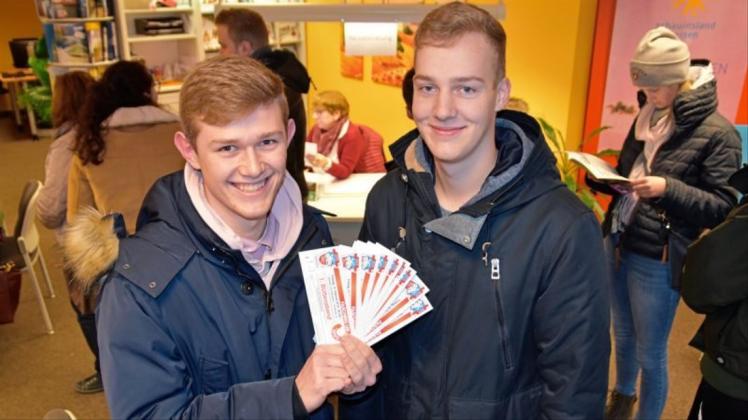 Gleich 17 Karten für den ersten Büttenabend haben Lukas Löffler (links) und Malte Siemer gekauft. 