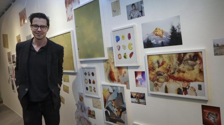 Künstler Renke Brandt mit seinen Bildern für die Ausstellung in der Galerie hase29. Foto: Gert Westdörp