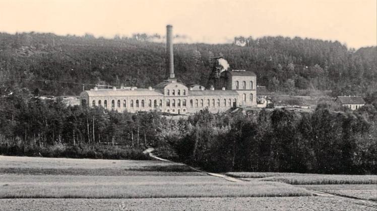 Fast 100 Meter lang war das Zechengebäude am Stüveschacht, hier auf einem Foto von 1896. Nur das 20 Meter hohe Pumpenhaus (ganz rechts) ist als Ruine erhalten geblieben. 