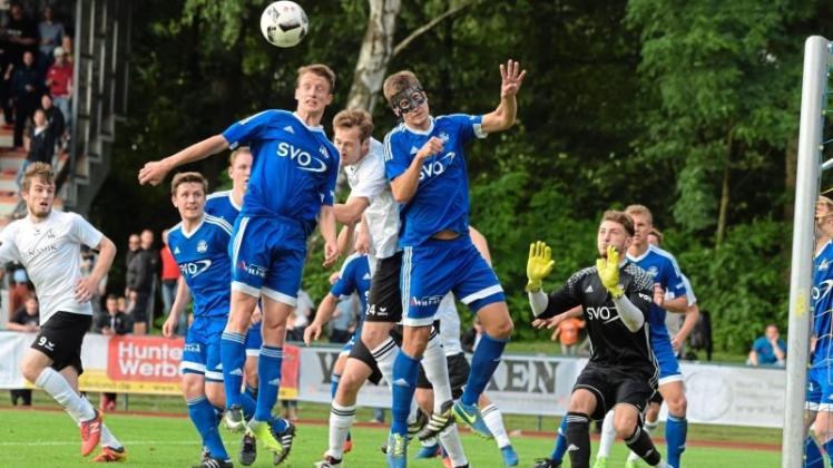 Zuhause aktuell nicht mehr der Riese vergangener Tage: Der SV Atlas Delmenhorst, bei dem Hanno Hartmann (Mitte) in die Startelf rückt, ist seit dem Spiel gegen Celle Mitte August ohne Heimsieg. Zuhause aktuell nicht mehr der Riese vergangener Tage: Der SV Atlas Delmenhorst, bei dem Hanno Hartmann (Mitte) in die Startelf rückt, ist seit dem Spiel gegen Celle Mitte August ohne Heimsieg.