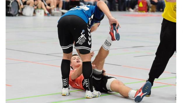 Zum Glück kein Bänderiss, aber weiterhin leicht am Fuß verletzt: Bennet Krix (am Boden) fällt für das Heimspiel gegen die SG Flensburg-Handewitt aus. Zum Glück kein Bänderiss, aber weiterhin leicht am Fuß verletzt: Bennet Krix (am Boden) fällt für das Heimspiel gegen die SG Flensburg-Handewitt aus.
