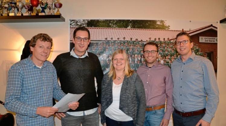 Den SV Eintracht Brual führen (von links) Vorsitzender Rochus Hiller, Thomas Rave, Jennifer Staars, Thomas Kirchner und Josef Kosse in das ins 51. Vereinsjahr. 