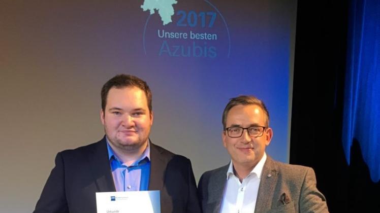 Stolz auf die Auszeichnung:  Philip Oberschelp und sein Chef Frank Wehrmann. 