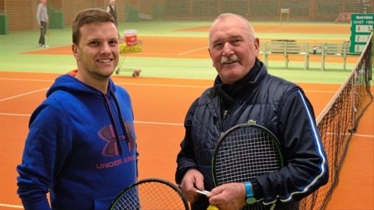 Sie freuen sich, dass es auf der Tennisanlage am Schlutterweg in Ganderkesee vorerst bis Ende September weitergeht: Trainer Jan Lintelmann (links) und Georg Saghmeister. 
