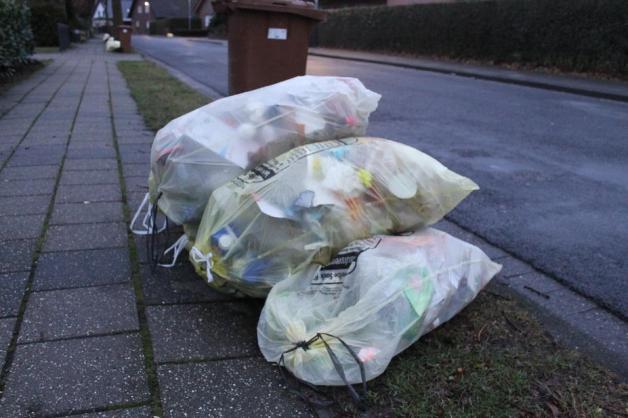 Nicht nur in Aschendorf blieben im Stadtgebiet von Papenburg vergangene Woche die Säcke liegen. Beschwerden im Rathaus gab es nach Angaben eines Sprechers aber kaum. Foto: Daniel Gonzalez-Tepper