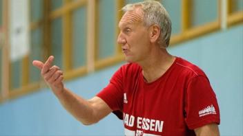 Liebt und lebt Basketball: Bad Essens Macher Volker Hensel ist am Spielfeldrand kaum zu halten. 