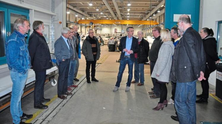 Diplom-Ingenieur und Produktmanager Marcel Scholl (Bildmitte) führte die Arbeitskreismitglieder durch die Hallen von Heytex in Engter. Fotos: Marcus Alwes