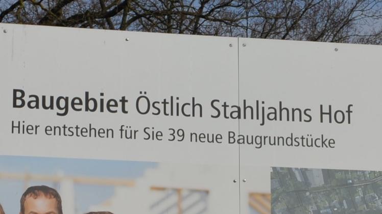 Hier fehlt bei der Bezeichnung des Baugebietes im Lingener Ortsteil Laxten ein Auslassungszeichen. Richtig müsste es „Stahljahns‘ Hof“ heißen. 