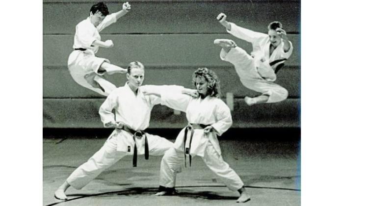 Sehr jung und sehr erfolgreich: Das war in den 1980er Jahren die Karate-Trainingsgruppe des Delmenhorster TV. Auf diesem Bild vom 21. Oktober 1987 zeigen im Sprung Ralf Diers (links) und Kai Haferkorn einen Yoko-Tobi-Geri, die stehenden Marc Fuhrken und Bärbel Kopp einen Oi-Tsuki. 