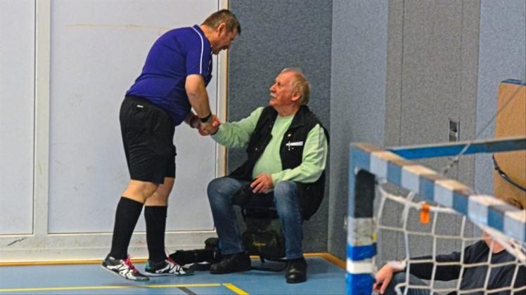 Man kennt ihn: dk-Sportfotograft Rolf Tobis (rechts). Am Sonntag wurde er während eines Zwischenrundenspiels der Futsal-Kreismeisterschaft 2019 in Sandkrug von Schiedsrichter Michael Koch begrüßt. Tobis feiert an diesem Montag seinen 75. Geburtstag. 
