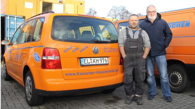 Mit diesem Fahrzeug war Mohammed Houri (links) für seinen Firmenchef Heinz Kauscher in Bremen im Einsatz, als sich der Angriff auf den AfD-Politiker Frank Magnit ereignete. Houri war als erster bei dem schwer verletzten 66-Jährigen. Foto: Daniel Gonzalez-Tepper