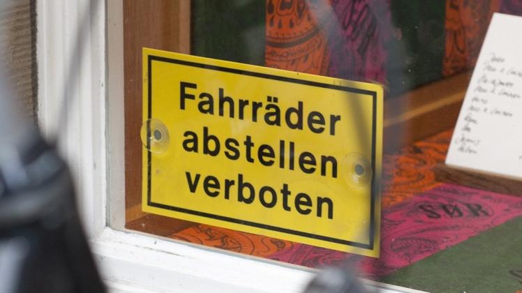 Ein solches Schild in einem Schaufenster müssen Radfahrer nicht beachten, solange sie das Fenster nicht beschädigen und den Blick auf die Waren gewährleisten. Archivfoto: Egmont Seiler