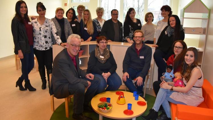 Das Team der Kita Schafkoven bekam am Freitag, 25. Januar, auch Besuch von Oberbürgermeister Axel Jahnz (vorne links). Foto: Vincent Buß