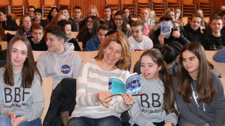 Inmitten ihrer jugendlichen Leser: Autorin Kristina Dunker (Mitte) war zu Gast an der Realschule Georgsmarienhütte.
Foto: Petra Pieper