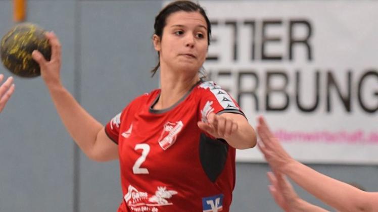 Kommt längst nicht immer so frei zum Wurf: Katharina Stuffel. Die 24-Jährige ist Kreisläuferin des Handball-Oberligisten HSG Hude/Falkenburg und muss sich in aller Regel mitten zwischen den Abwehrspielerinnen des gegnerischen Teams behaupten. 