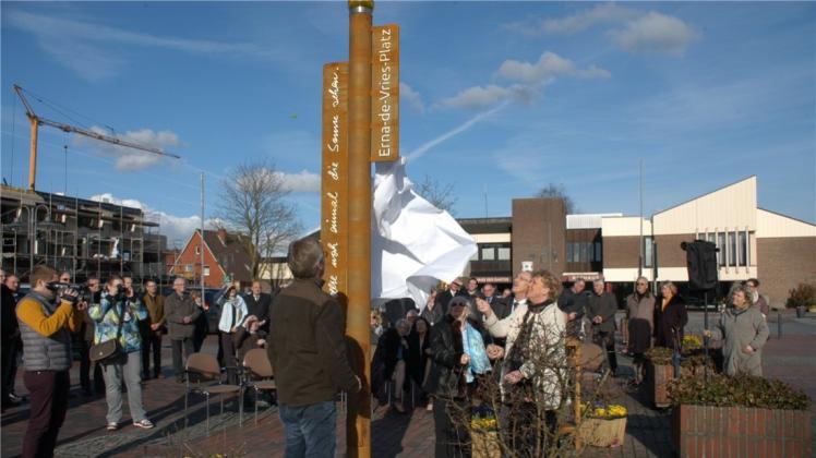 In Gegenwart zahlreicher Gäste enthüllten Erna de Vries, Karl-Heinz Weber und Luise Redenius Heber das von dem Grafiker und Designer Jens Menke gestaltete Namensschild „Erna-de-Vries-Platz“ vor dem Rathaus in Lathen. 