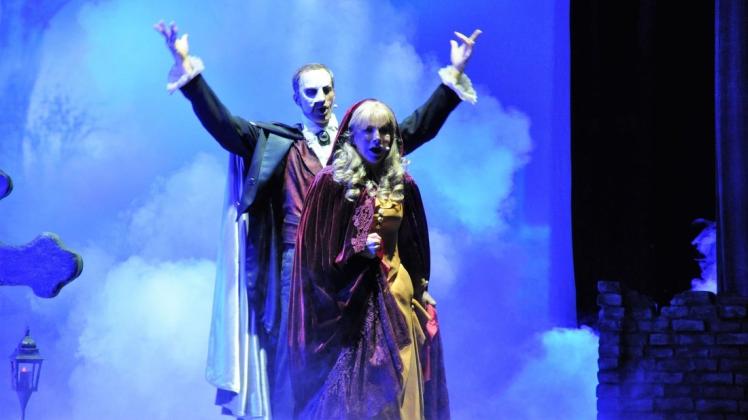 Die Inszenierung des Musicals "Das Phantom der Oper" von Deborah Sasson und Jochen Sautter bescherte dem Lingener Theater ein ausverkauftes Haus. Erik (Axel Olzinger) und Christine (Deborah Sasson) bilden ein ungleiches Paar. Foto: Sebastian von Melle