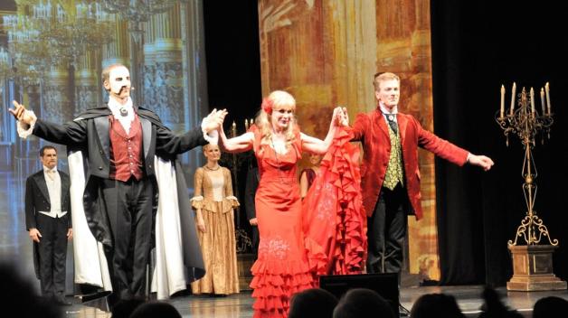 Die Inszenierung des Musicals "Das Phantom der Oper" von Deborah Sasson und Jochen Sautter bescherte dem Lingener Theater ein ausverkauftes Haus und (v. l.) Axel Olzinger (Erik), Deborah Sasson (Christine) und Jochen Sautter (Raoul) reichen Applaus. Foto: Sebastian von Melle Die Inszenierung des Musicals "Das Phantom der Oper" von Deborah Sasson und Jochen Sautter bescherte dem Lingener Theater ein ausverkauftes Haus und (v. l.) Axel Olzinger (Erik), Deborah Sasson (Christine) und Jochen Sautter (Raoul) reichen Applaus. Foto: Sebastian von Melle