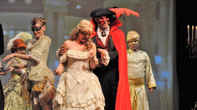 Die Inszenierung des Musicals "Das Phantom der Oper" von Deborah Sasson und Jochen Sautter bescherte dem Lingener Theater ein ausverkauftes Haus. Foto: Sebastian von Melle