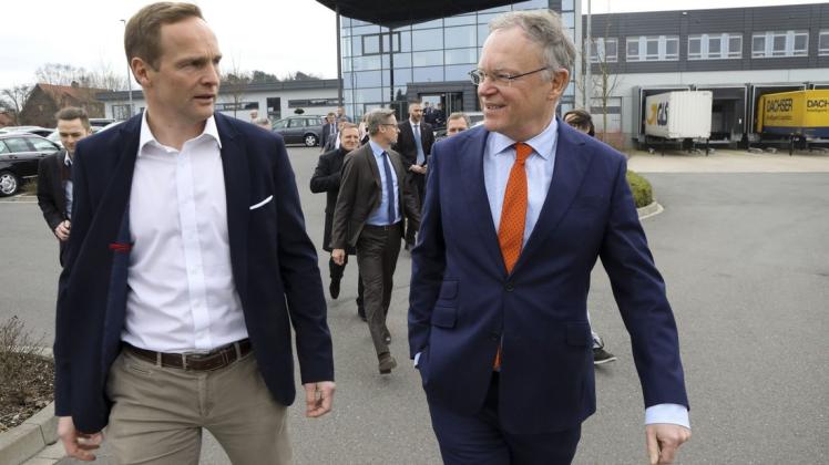 Schnellen Schrittes unterwegs: Geschäftsführer Björn Schütte (links) führt Ministerpräsident Stephan Weil samt Entourage über das Gelände seiner Firma. Foto: Gert Westdörp