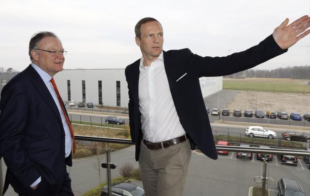 In luftiger Höhe: Stephan Weil und Björn Schütte vor der kürzlich fertiggestellten Logistikhalle. Foto: Gert Westdörp